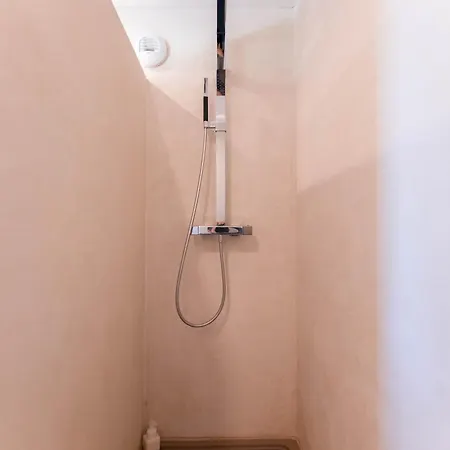 L Apartment *